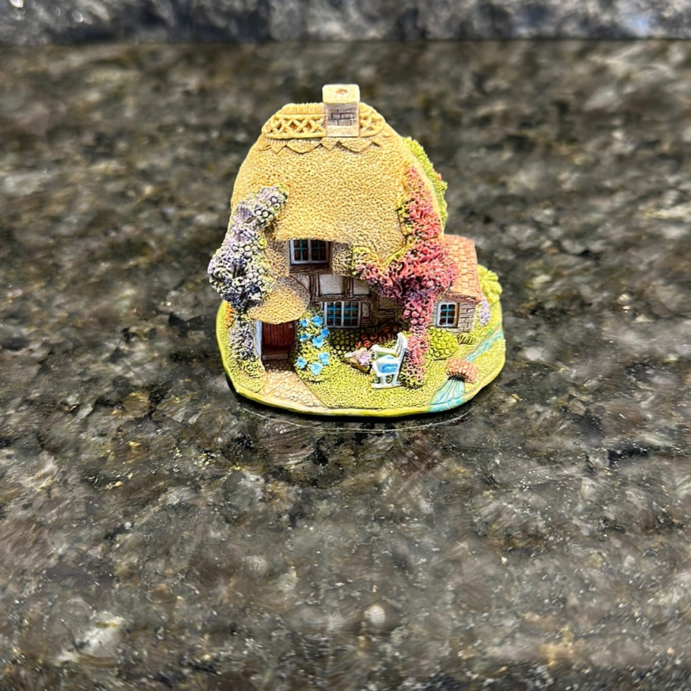 Lilliput Lane “Grandma’s Garden”. Code #L2539